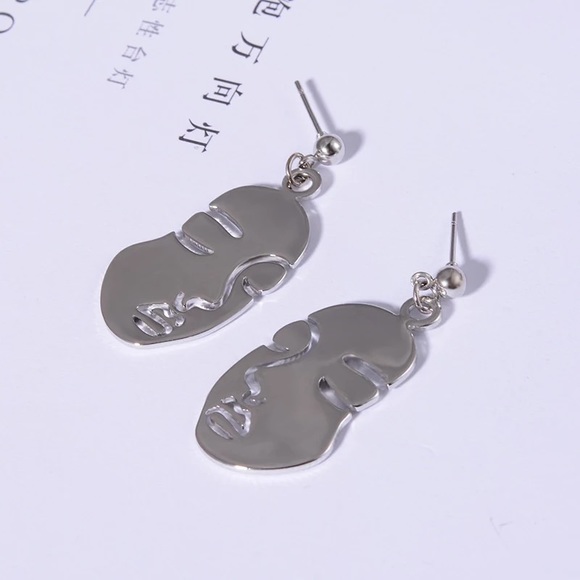 3/$30 🤍 Abstract Face Earrings - Picture 2 of 5